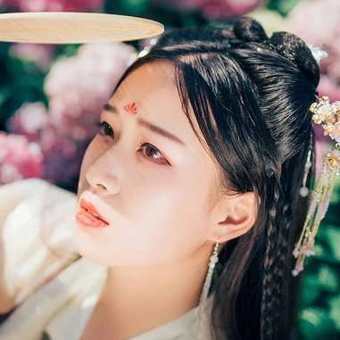 花團錦簇帶團扇女生頭像，唯美古風真人頭像
