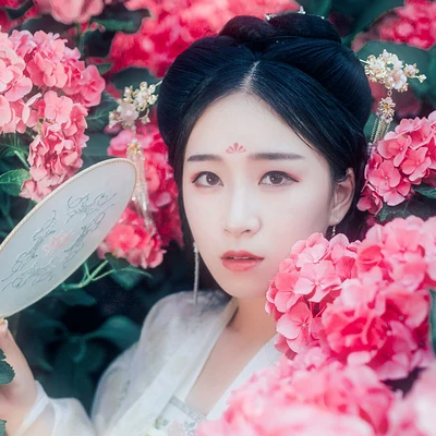 花團錦簇帶團扇女生頭像，唯美古風真人頭像