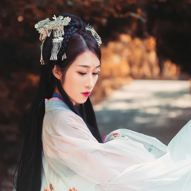 秋意氣質(zhì)帶團扇女生頭像，唯美古風(fēng)真人頭像