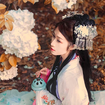 秋意氣質(zhì)帶團扇女生頭像，唯美古風(fēng)真人頭像