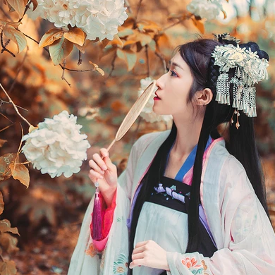秋意氣質(zhì)帶團扇女生頭像，唯美古風(fēng)真人頭像