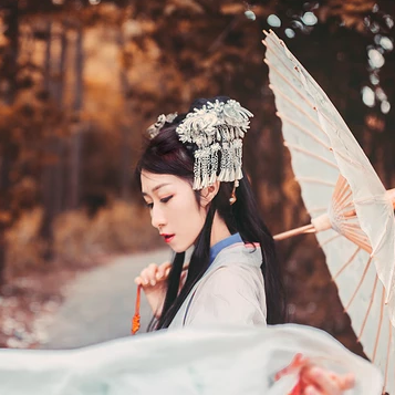 秋意氣質(zhì)帶團扇女生頭像，唯美古風(fēng)真人頭像
