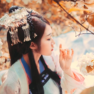 秋意氣質(zhì)帶團扇女生頭像，唯美古風(fēng)真人頭像