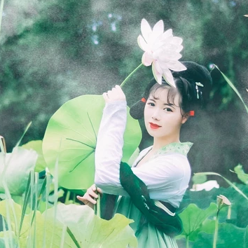 翠綠荷葉蓮花女生頭像，唯美古風(fēng)真人頭像