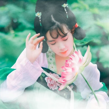 翠綠荷葉蓮花女生頭像，唯美古風(fēng)真人頭像