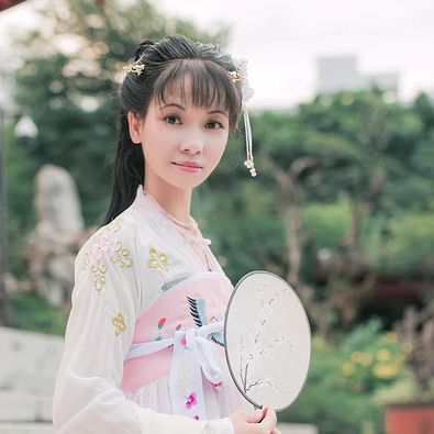 清新氣質(zhì)帶團(tuán)扇女生頭像，唯美古風(fēng)真人頭像