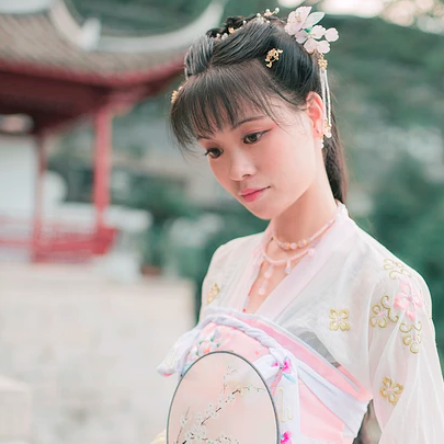 清新氣質(zhì)帶團(tuán)扇女生頭像，唯美古風(fēng)真人頭像