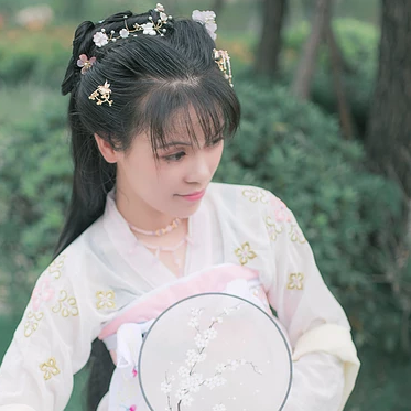 清新氣質(zhì)帶團(tuán)扇女生頭像，唯美古風(fēng)真人頭像