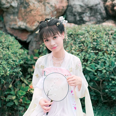 清新氣質(zhì)帶團(tuán)扇女生頭像，唯美古風(fēng)真人頭像