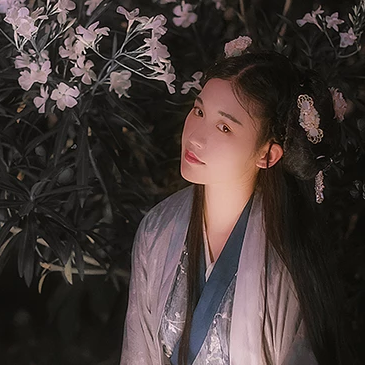 夜晚迷人花朵女生頭像，唯美古風(fēng)真人頭像