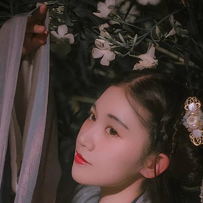 夜晚迷人花朵女生頭像，唯美古風(fēng)真人頭像