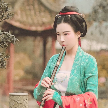 文藝吹笛女生頭像，唯美古風(fēng)真人頭像