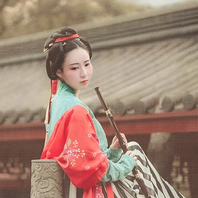 文藝吹笛女生頭像，唯美古風(fēng)真人頭像