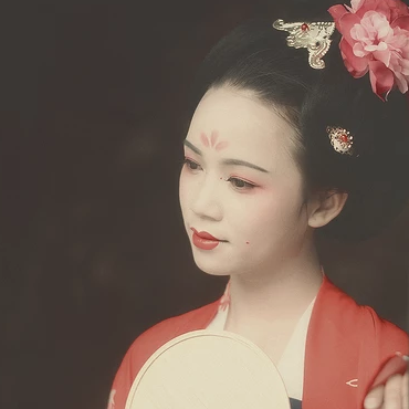 唐園帶團(tuán)扇女生頭像，唯美古風(fēng)真人頭像