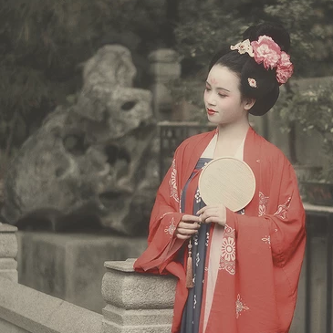 唐園帶團(tuán)扇女生頭像，唯美古風(fēng)真人頭像