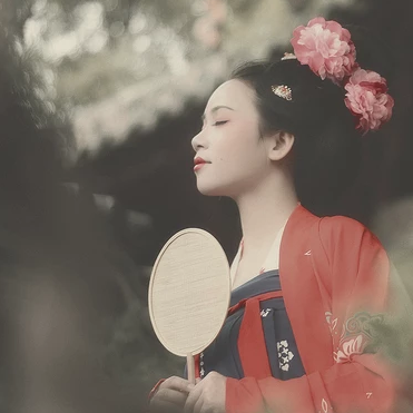唐園帶團(tuán)扇女生頭像，唯美古風(fēng)真人頭像