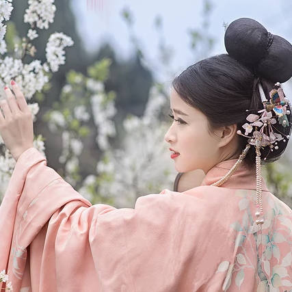 花林粉衣帶團(tuán)扇女生頭像，唯美古風(fēng)真人頭像