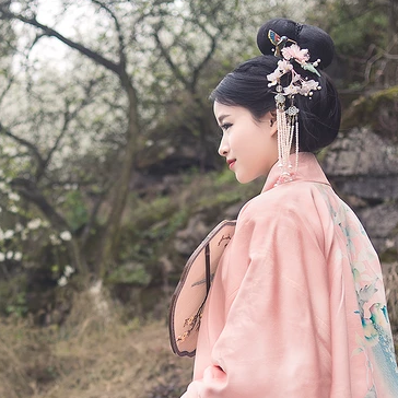 花林粉衣帶團(tuán)扇女生頭像，唯美古風(fēng)真人頭像