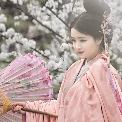 花林粉衣帶團(tuán)扇女生頭像，唯美古風(fēng)真人頭像