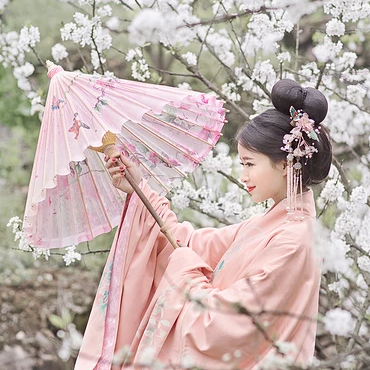 花林粉衣帶團(tuán)扇女生頭像，唯美古風(fēng)真人頭像