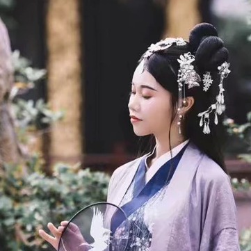 典雅素衣帶團(tuán)扇女生頭像，唯美古風(fēng)真人頭像