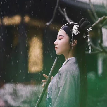 典雅素衣帶團(tuán)扇女生頭像，唯美古風(fēng)真人頭像