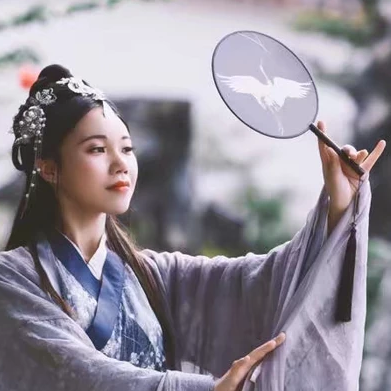 典雅素衣帶團(tuán)扇女生頭像，唯美古風(fēng)真人頭像