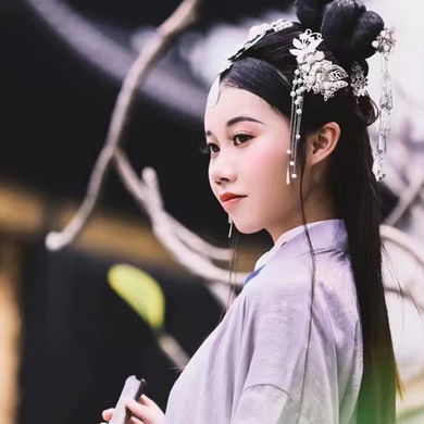 典雅素衣帶團(tuán)扇女生頭像，唯美古風(fēng)真人頭像
