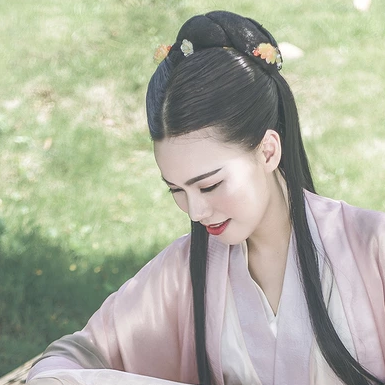 文藝氣息帶團(tuán)扇女生頭像，唯美古風(fēng)真人頭像