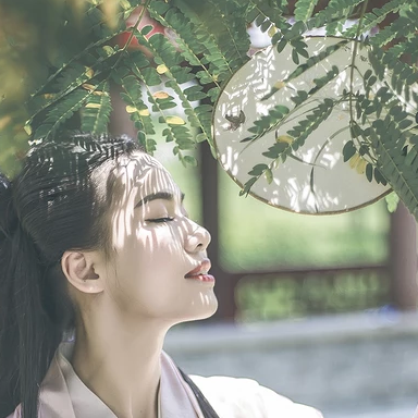 文藝氣息帶團(tuán)扇女生頭像，唯美古風(fēng)真人頭像