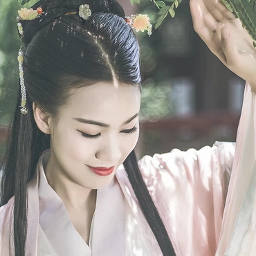 文藝氣息帶團(tuán)扇女生頭像，唯美古風(fēng)真人頭像