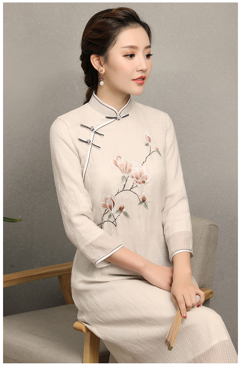 蘭花刺繡素雅旗袍，米白色中長款旗袍裙