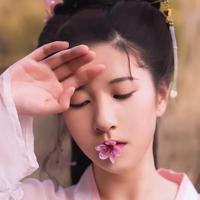 桃花粉黛帶傘女生頭像，唯美古風(fēng)真人頭像