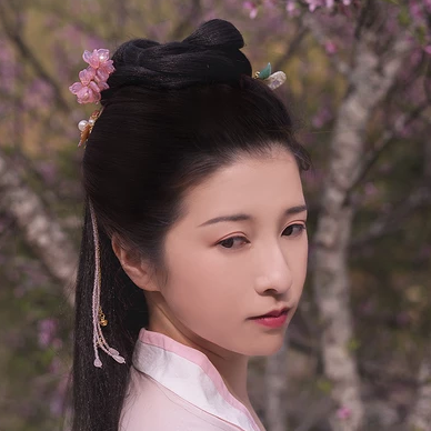 桃花粉黛帶傘女生頭像，唯美古風(fēng)真人頭像