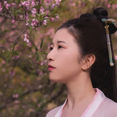 桃花粉黛帶傘女生頭像，唯美古風(fēng)真人頭像