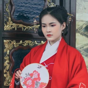 文藝紅衣帶團扇女生頭像，唯美古風(fēng)真人頭像