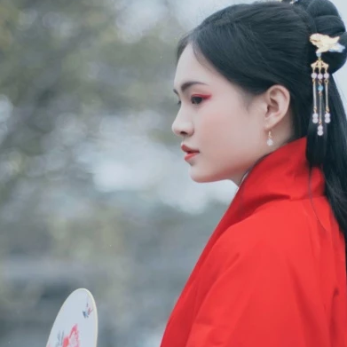 文藝紅衣帶團扇女生頭像，唯美古風(fēng)真人頭像