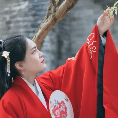 文藝紅衣帶團扇女生頭像，唯美古風(fēng)真人頭像
