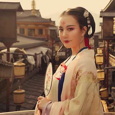 古典淡雅帶團扇女生頭像，唯美古風真人頭像