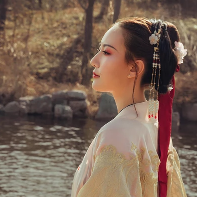 古典淡雅帶團扇女生頭像，唯美古風真人頭像