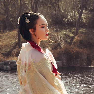 古典淡雅帶團扇女生頭像，唯美古風真人頭像