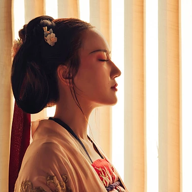 古典淡雅帶團扇女生頭像，唯美古風真人頭像