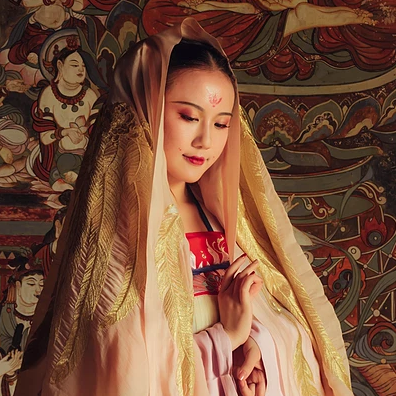 古典淡雅帶團扇女生頭像，唯美古風真人頭像