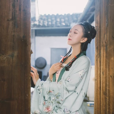 古典氣息帶傘女生頭像，唯美古風(fēng)真人頭像