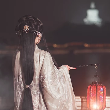 優(yōu)雅提燈品酒女生頭像，唯美古風(fēng)真人頭像