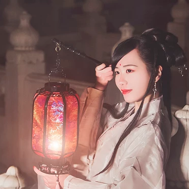 優(yōu)雅提燈品酒女生頭像，唯美古風(fēng)真人頭像