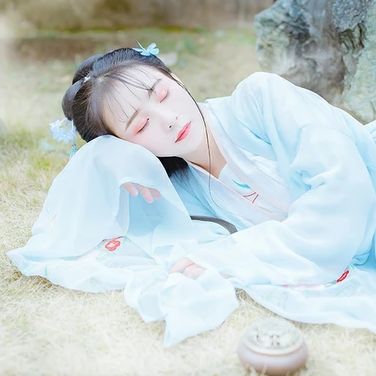 淡藍(lán)清晰帶團(tuán)扇女生頭像，唯美古風(fēng)真人頭像