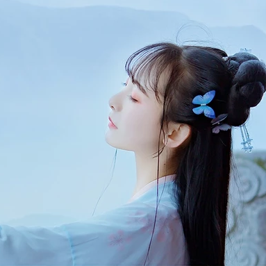 淡藍(lán)清晰帶團(tuán)扇女生頭像，唯美古風(fēng)真人頭像
