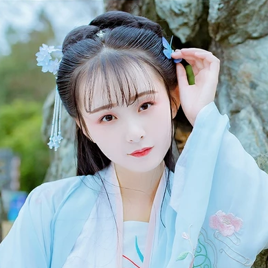 淡藍(lán)清晰帶團(tuán)扇女生頭像，唯美古風(fēng)真人頭像