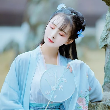 淡藍(lán)清晰帶團(tuán)扇女生頭像，唯美古風(fēng)真人頭像